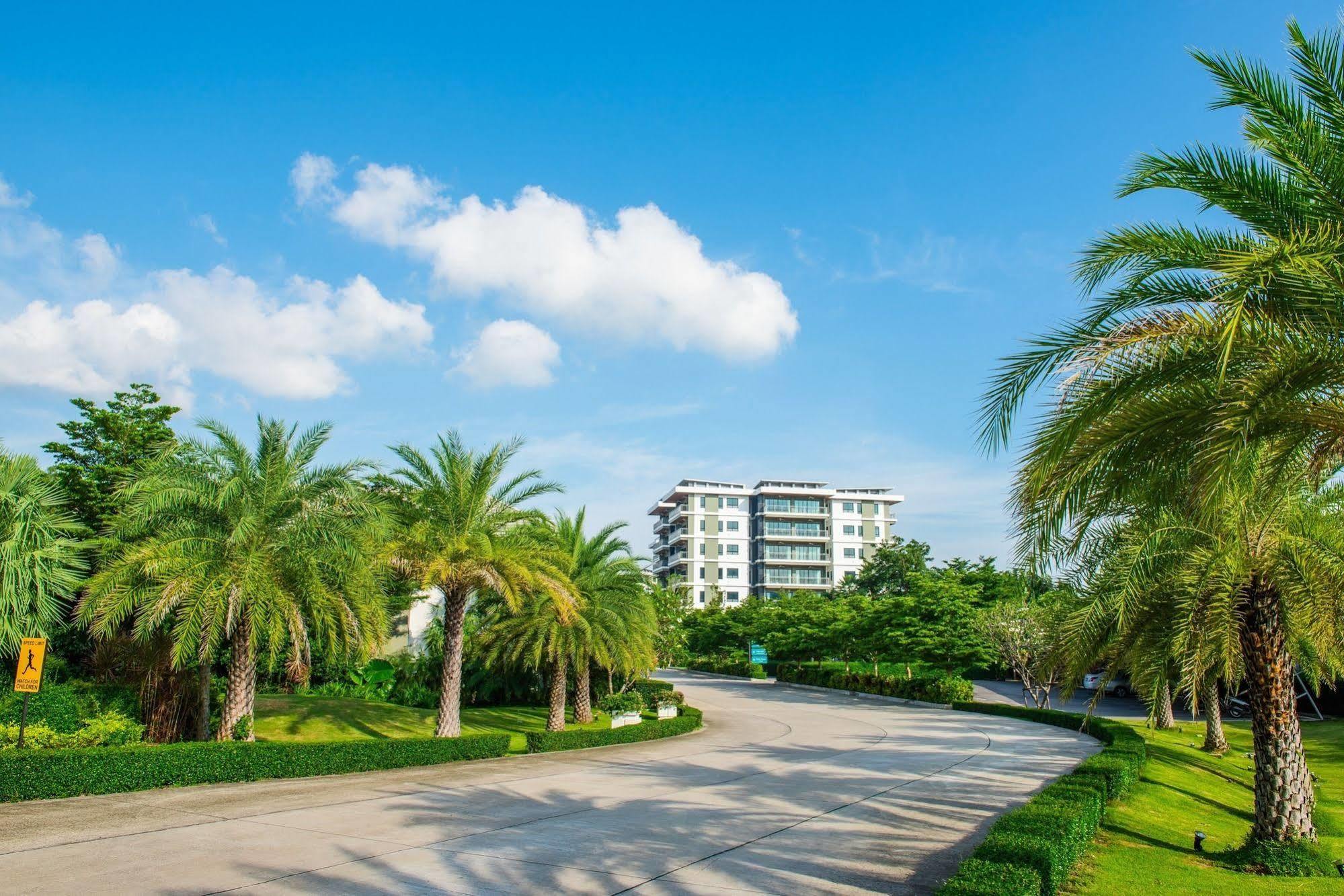 Chalong Miracle Lakeview Aparthotel Exterior photo